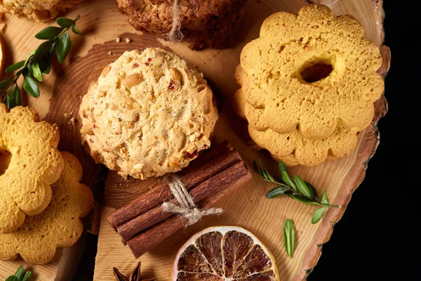 Tanımlama bilgileri ve tarçın bir ahşap varil, seçici odak, yakın çekim çeşitler ile kavramsal kompozisyon
