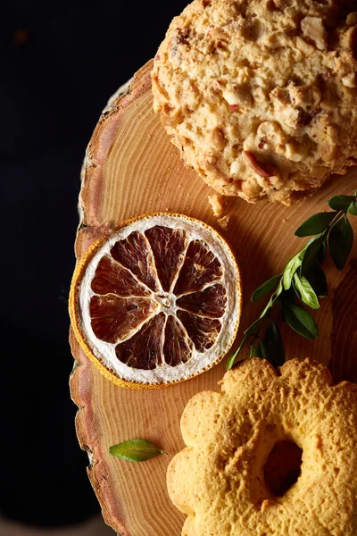 Tanımlama bilgileri ve tarçın bir ahşap varil, seçici odak, yakın çekim çeşitler ile kavramsal kompozisyon