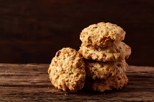 Tanımlama bilgileri ve tarçın bir ahşap varil, seçici odak, yakın çekim çeşitler ile kavramsal kompozisyon
