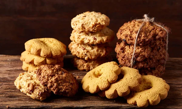 Tanımlama bilgileri ve tarçın bir ahşap varil, seçici odak, yakın çekim çeşitler ile kavramsal kompozisyon