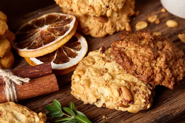 Tanımlama bilgileri ve tarçın bir ahşap varil, seçici odak, yakın çekim çeşitler ile kavramsal kompozisyon