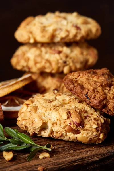 Tanımlama bilgileri ve tarçın bir ahşap varil, seçici odak, yakın çekim çeşitler ile kavramsal kompozisyon