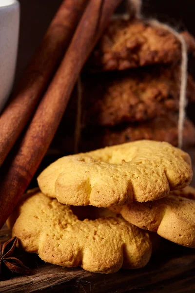 Tanımlama bilgileri ve tarçın bir ahşap varil, seçici odak, yakın çekim çeşitler ile kavramsal kompozisyon