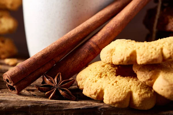 Kavramsal şenlikli bileşimi ile bir fincan sıcak çay, kurabiye ve spicies bir ahşap varil, seçici odak, yakın çekim