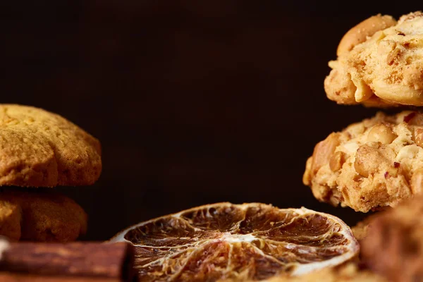 Tanımlama bilgileri ve tarçın bir ahşap varil, seçici odak, yakın çekim çeşitler ile kavramsal kompozisyon