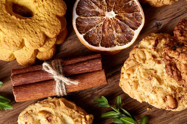 Tanımlama bilgileri ve tarçın bir ahşap varil, seçici odak, yakın çekim çeşitler ile kavramsal kompozisyon