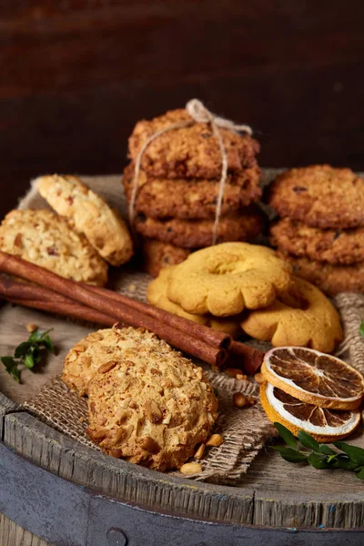 Kavramsal şenlikli bileşimi ile bir fincan sıcak çay, kurabiye ve spicies bir ahşap varil, seçici odak, yakın çekim