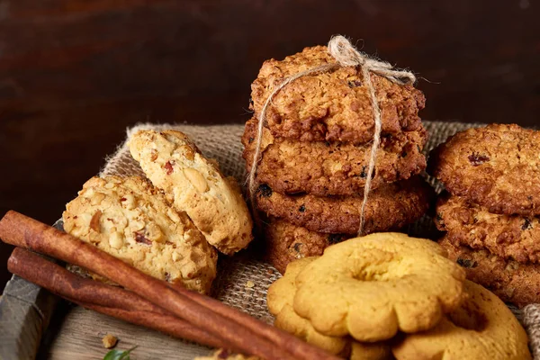 Kavramsal şenlikli bileşimi ile bir fincan sıcak çay, kurabiye ve spicies bir ahşap varil, seçici odak, yakın çekim