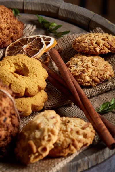 Kavramsal şenlikli bileşimi ile bir fincan sıcak çay, kurabiye ve spicies bir ahşap varil, seçici odak, yakın çekim