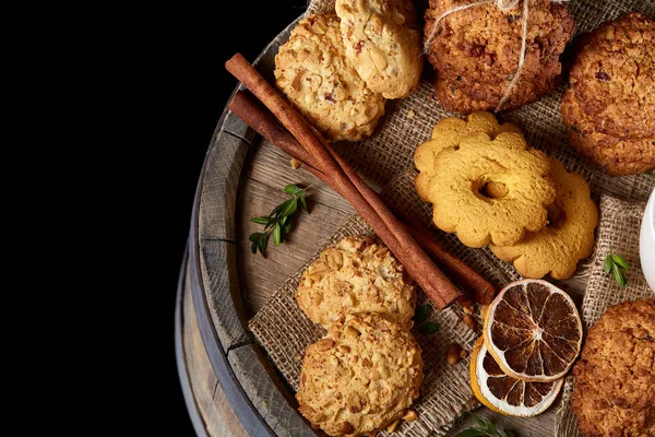 Kavramsal şenlikli bileşimi ile bir fincan sıcak çay, kurabiye ve spicies bir ahşap varil, seçici odak, yakın çekim
