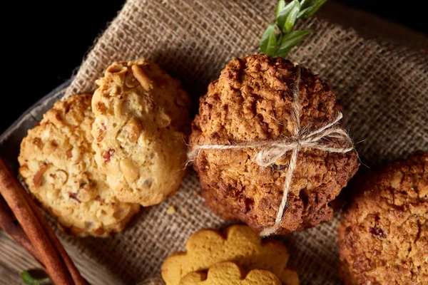 Kavramsal şenlikli bileşimi ile bir fincan sıcak çay, kurabiye ve spicies bir ahşap varil, seçici odak, yakın çekim