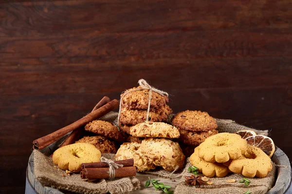 Tanımlama bilgileri ve tarçın bir ahşap varil, seçici odak, yakın çekim çeşitler ile kavramsal kompozisyon