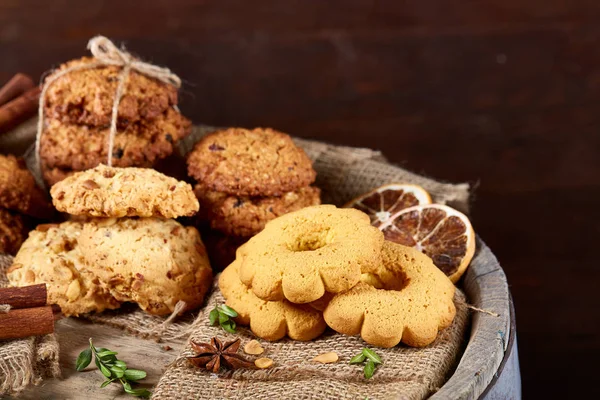 Tanımlama bilgileri ve tarçın bir ahşap varil, seçici odak, yakın çekim çeşitler ile kavramsal kompozisyon