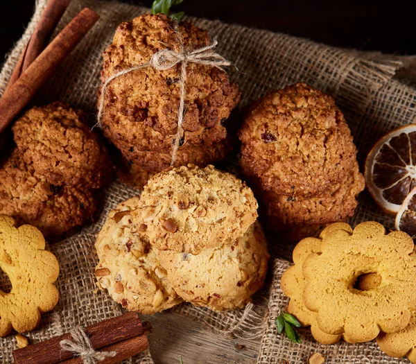 Tanımlama bilgileri ve tarçın bir ahşap varil, seçici odak, yakın çekim çeşitler ile kavramsal kompozisyon