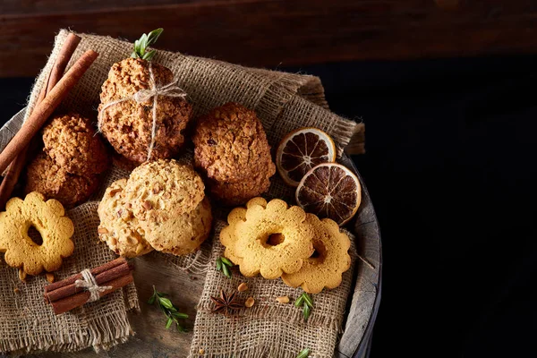 Tanımlama bilgileri ve tarçın bir ahşap varil, seçici odak, yakın çekim çeşitler ile kavramsal kompozisyon