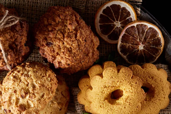 Tanımlama bilgileri ve tarçın bir ahşap varil, seçici odak, yakın çekim çeşitler ile kavramsal kompozisyon