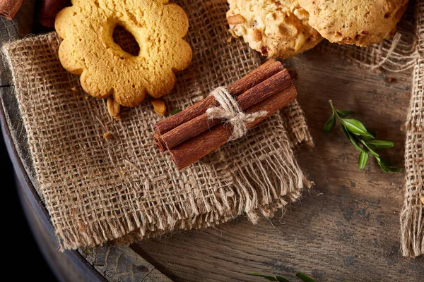 Tanımlama bilgileri ve tarçın bir ahşap varil, seçici odak, yakın çekim çeşitler ile kavramsal kompozisyon