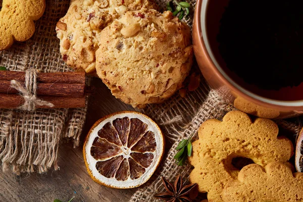 Bir fincan sıcak çay, kurabiye ve dekorasyon ahşap arka plan, seçici odak üzerinde bir oturum ile Noel kavramı