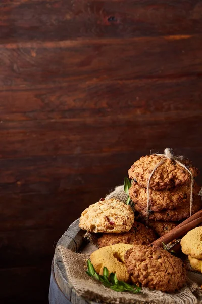 Tanımlama bilgileri ve tarçın bir ahşap varil, seçici odak, yakın çekim çeşitler ile kavramsal kompozisyon