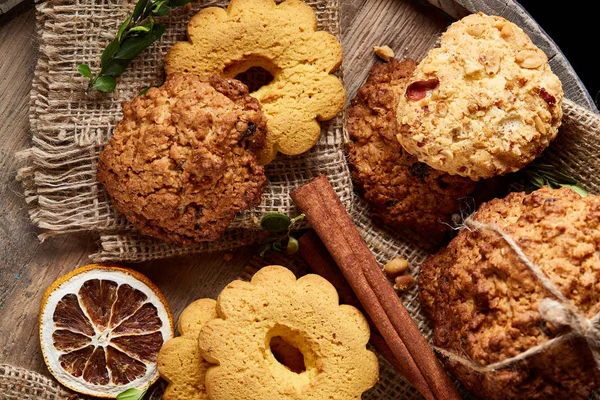 Tanımlama bilgileri ve tarçın bir ahşap varil, seçici odak, yakın çekim çeşitler ile kavramsal kompozisyon