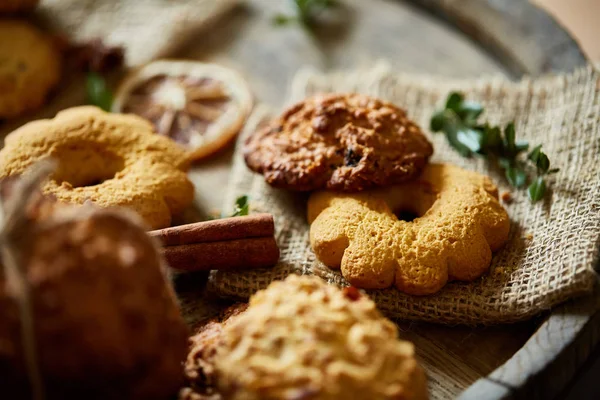 Tanımlama bilgileri ve tarçın bir ahşap varil, seçici odak, yakın çekim çeşitler ile kavramsal kompozisyon