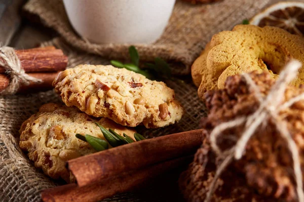 Bir fincan sıcak çay, kurabiye ve dekorasyon ahşap arka plan, seçici odak üzerinde bir oturum ile Noel kavramı