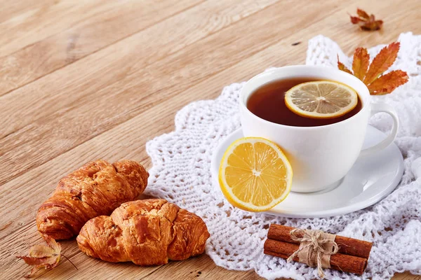 Beyaz fincan çay bir ahşap arka plan beyaz fincan çay çerezleri ahşap arka plan üzerinde kurabiyeyle ile. kopya alanı.