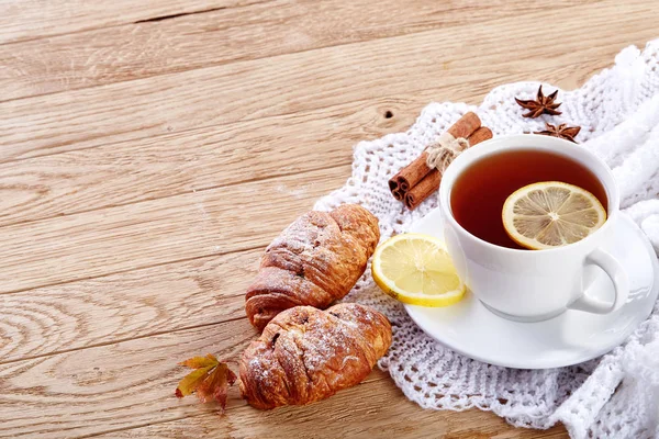 Beyaz fincan çay bir ahşap arka plan beyaz fincan çay çerezleri ahşap arka plan üzerinde kurabiyeyle ile. kopya alanı.