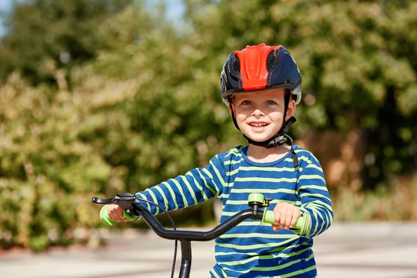 자전거와 헬멧 미소를 가진 아이 — 스톡 사진