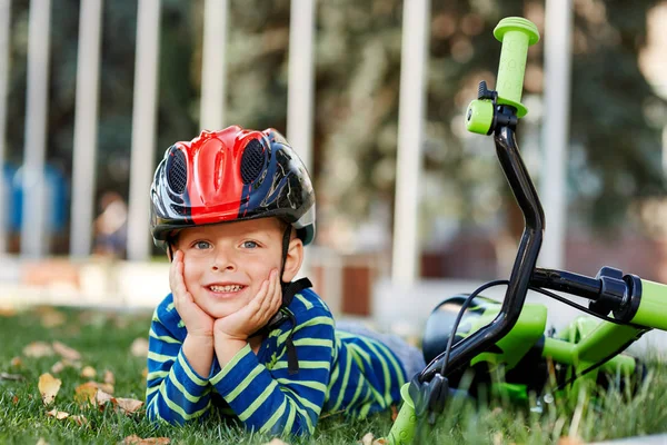 자전거와 헬멧 미소를 가진 아이 — 스톡 사진