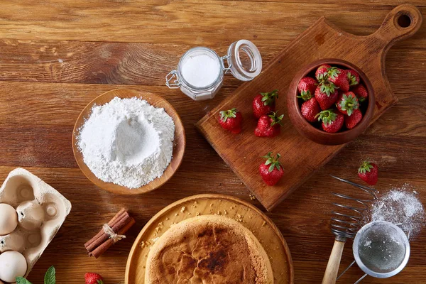 Délicieux gâteau aux fraises et ustensiles de cuisine bio frais, vue de dessus, gros plan, mise au point sélective . — Photo