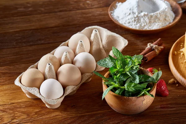 Lezzetli kek taze organik çilek ve mutfak gereçleri, üstten görünüm, yakın çekim, selctive odak.