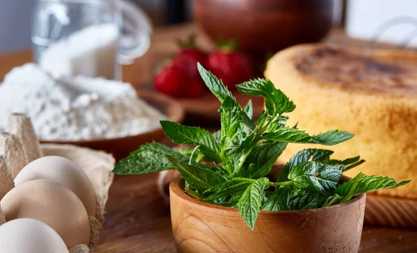 Lezzetli kek taze organik çilek ve mutfak gereçleri, üstten görünüm, yakın çekim, selctive odak.