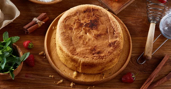 Top çilekli pasta ya da kek üzerine ahşap masa, düz yatıyordu yemek pişirmek için ham maddeler görüntüleyin. Fırın arka plan.