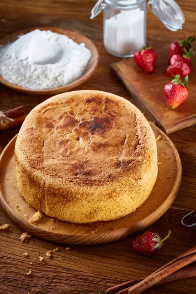 Lezzetli kek taze organik çilek ve mutfak gereçleri, üstten görünüm, yakın çekim, selctive odak.