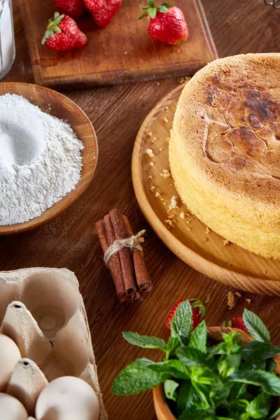 Çilekli tart ile arka plan pişirme ekşi krema ile kaplı malzemeler ahşap arka plan üzerinde.