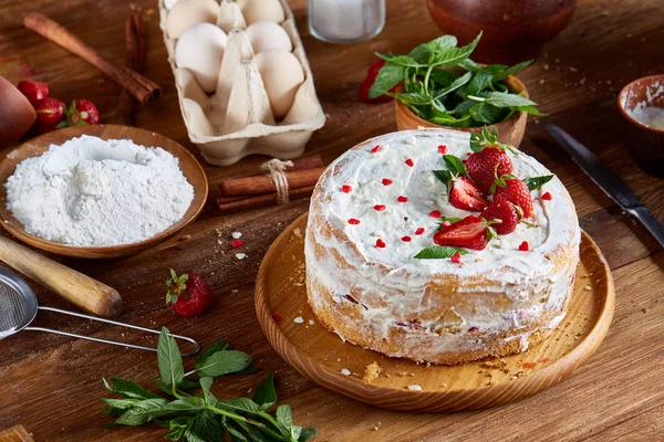 Çilekli tart rustik arka plan üzerinde seçici odak ekşi krema bir ahşap tepsi ile kaplı