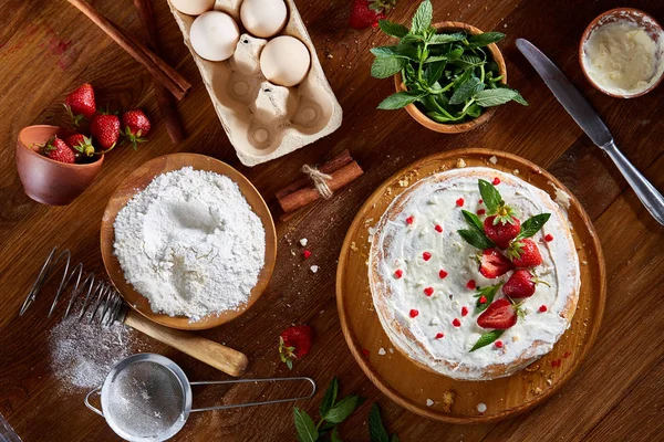 Çilekli tart rustik arka plan üzerinde seçici odak ekşi krema bir ahşap tepsi ile kaplı