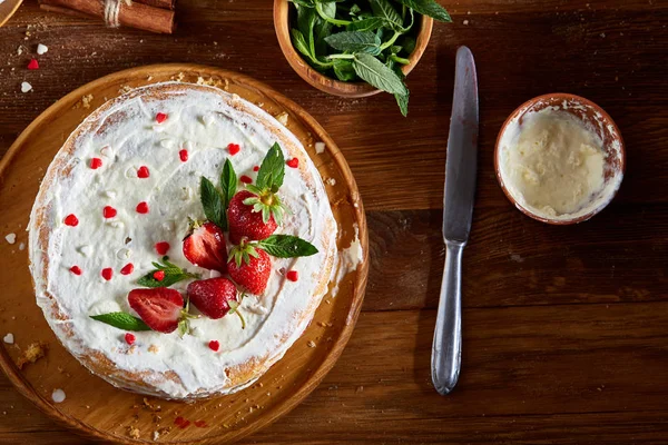 Çilekli tart rustik arka plan üzerinde seçici odak ekşi krema bir ahşap tepsi ile kaplı