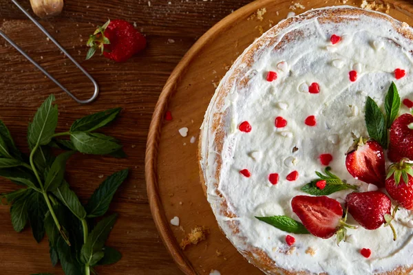 Çilekli tart rustik arka plan üzerinde seçici odak ekşi krema bir ahşap tepsi ile kaplı