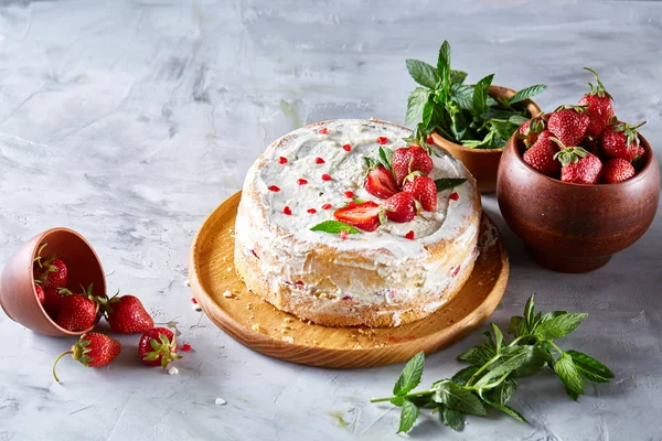 Çilek ve beyaz dokulu arka planda, seçici odak nane yaprakları ile süslenmiş krem şanti ile tart