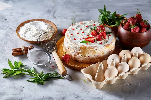 Çilekli tart beyaz arka plan üzerinde düz yatıyordu organik maddeler tarafından çevrili ekşi krem şanti ile kaplı.