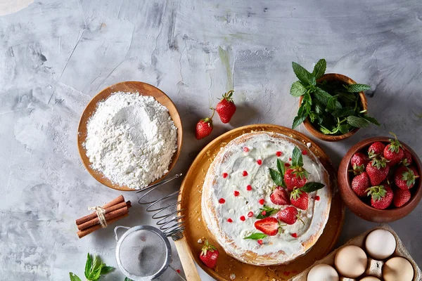 Çilekli tart beyaz arka plan üzerinde düz yatıyordu organik maddeler tarafından çevrili ekşi krem şanti ile kaplı.