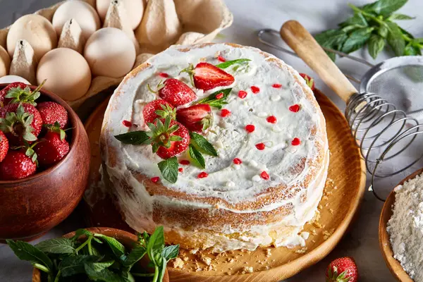 Çilekli tart beyaz arka plan üzerinde düz yatıyordu organik maddeler tarafından çevrili ekşi krem şanti ile kaplı.