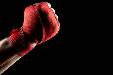 Elini bulanık koyu arka plan üzerinde izole bir boksörler kırmızı bandaj yakın çekim.