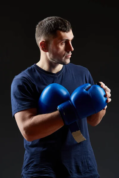 Estudio de bajo perfil retrato de guapo luchador muscular preparándose para el boxeo sobre fondo oscuro borroso —  Fotos de Stock