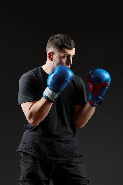 Nízké klíčových studiový portrét pohledný svalnatý bojovník Příprava k boxu na tmavé rozmazané pozadí — Stock fotografie