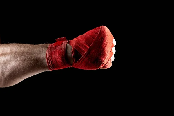 Elini bulanık koyu arka plan üzerinde izole bir boksörler kırmızı bandaj yakın çekim. — Stok fotoğraf