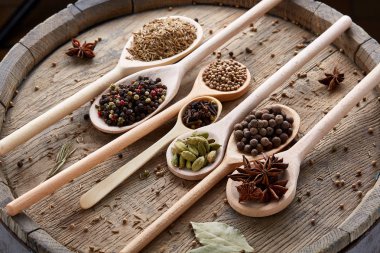 Renkli aromatik yemek eski ahşap varil, yakın çekim, düz için çeşitli baharatlar yatıyordu, seçici odak.