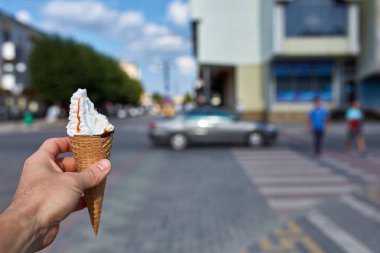 İlk kişi görüntüleyebilir, bir kişi bir dondurma sığ derinlik-in tarla onun elinde olan yol boyunca yürüyüş.